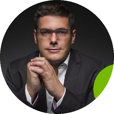 Exemplo ideal: retrato profissional de terno em fundo escuro